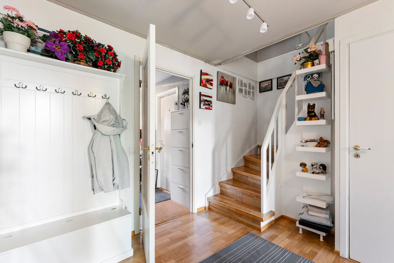 1. etasje rommer entre, gang/trapp, 3 boder, 2 soverom, wc, baderom og vaskerom. Galleribilde