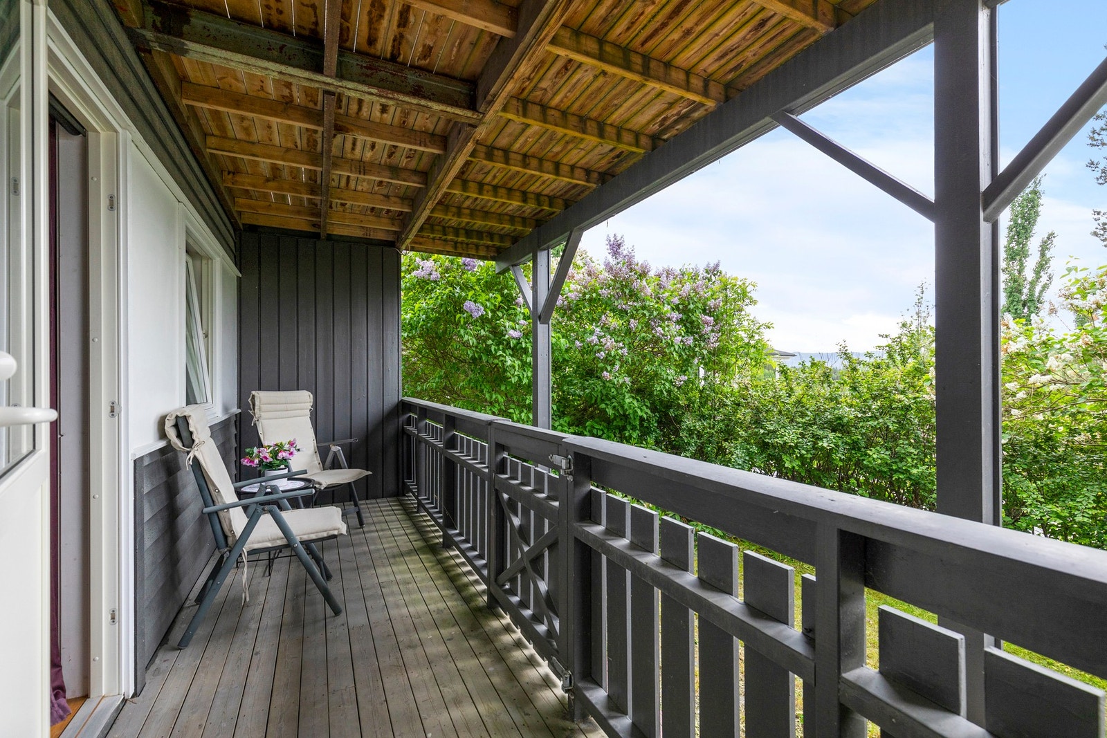 Takoverbygget terrasse på 8 kvm med utgang fra hovedsoverom. Galleribilde