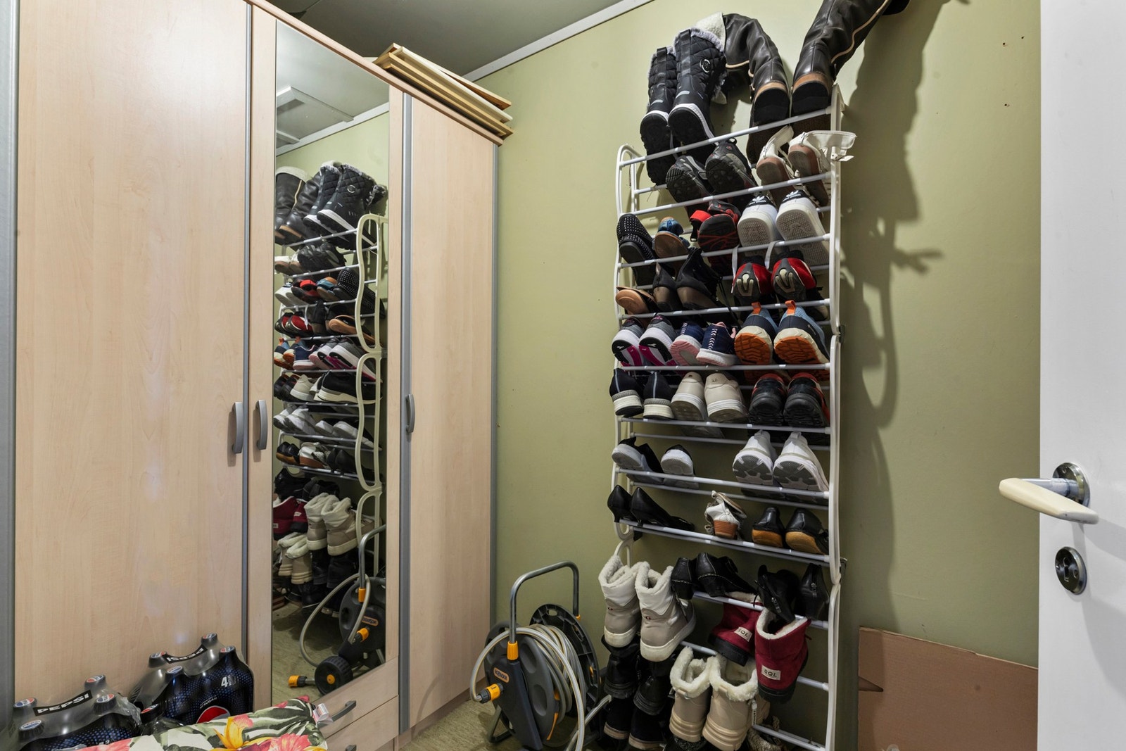 Det er god lagringsplass inne i boligen, med 3 separate boder for oppbevaring. Galleribilde