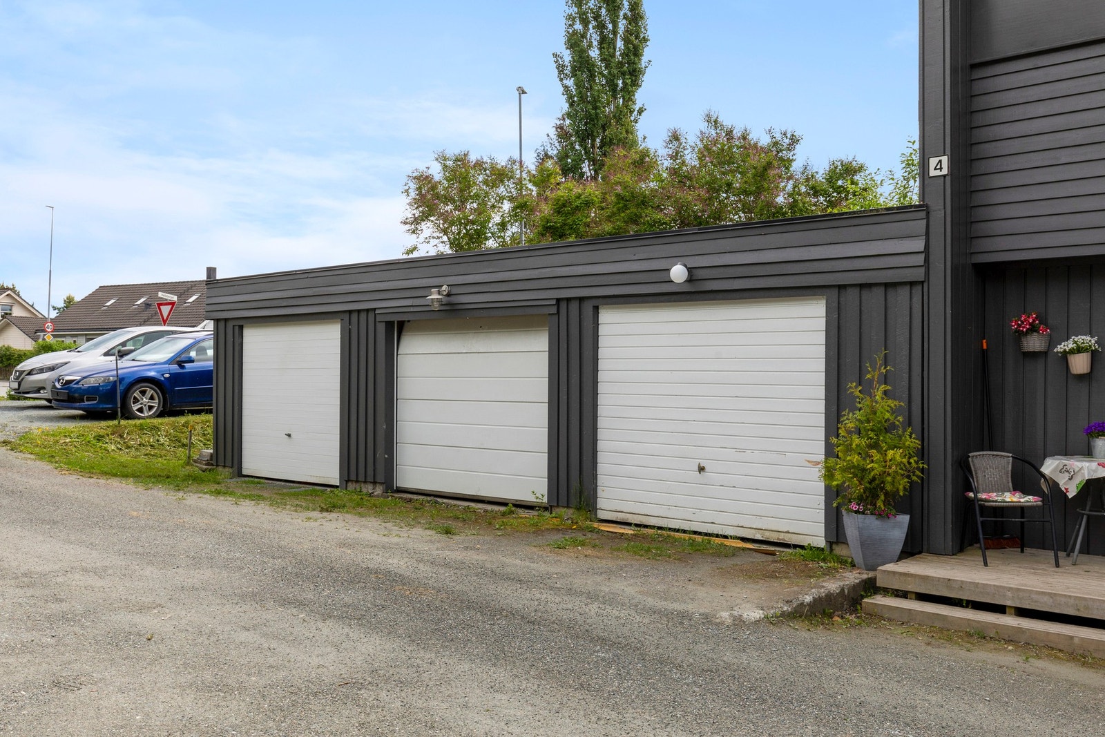 Garasje og felles oppstillingsplass. Galleribilde