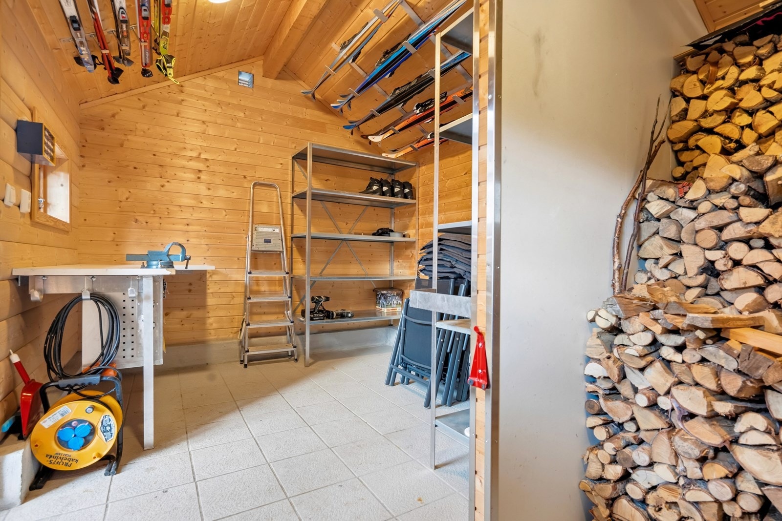 I tunet er det en praktisk bod på ca. 13 m² med rikelig oppbevaringsplass for ski, akebrett, verktøy, ved og annet Galleribilde