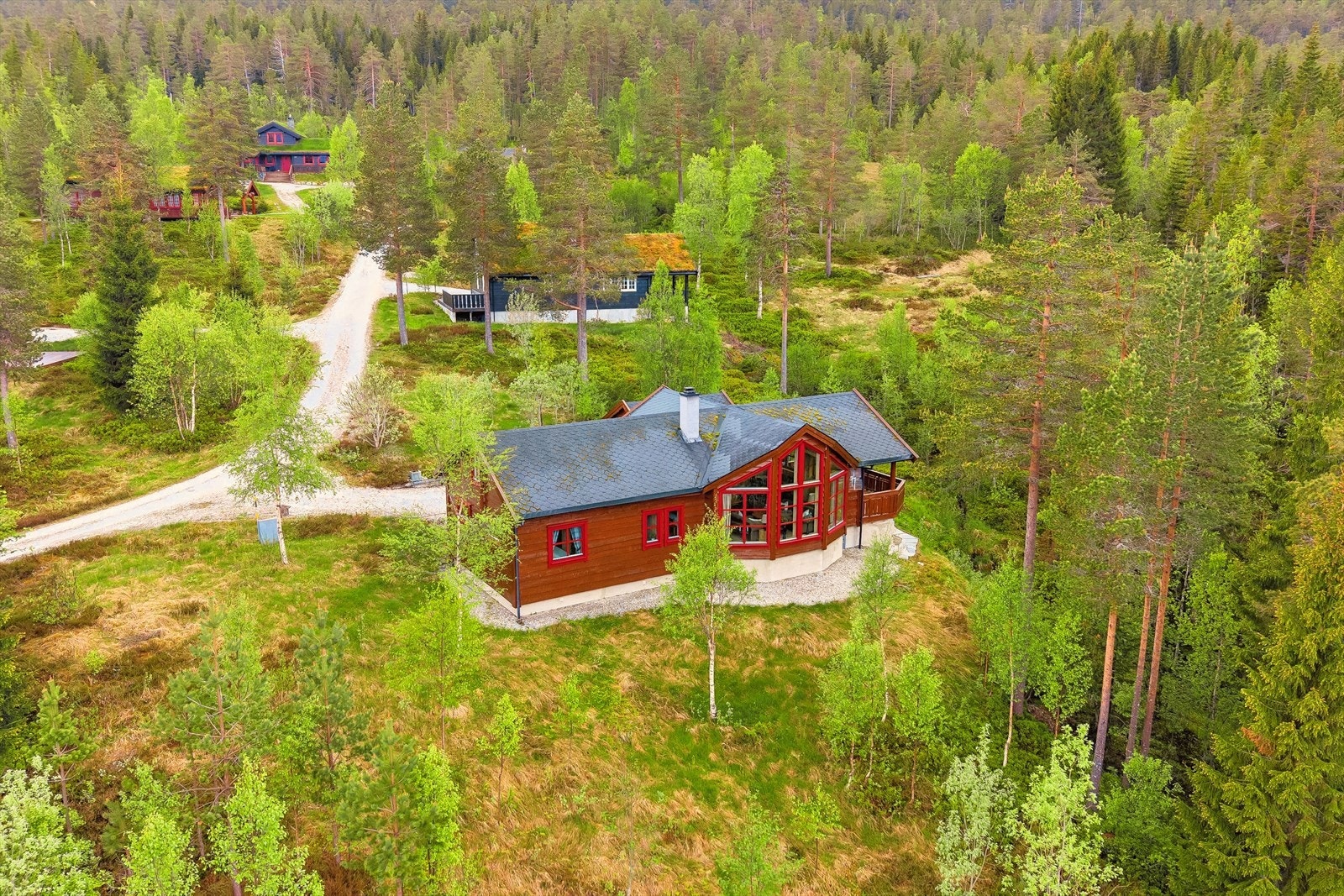 Den velholdte hytten ble bygget i 2006 og har hele 5 soverom Galleribilde