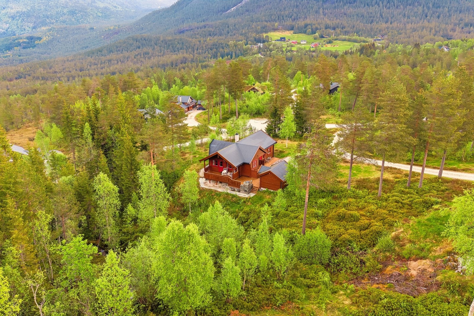 For den alpininteresserte tar ca. 22 minutters kjøring deg til det populære skianlegget i Myrkdalen, og litt videre kommer du til Vikafjellet som har flotte løyper for de som foretrekker langrennski. Galleribilde