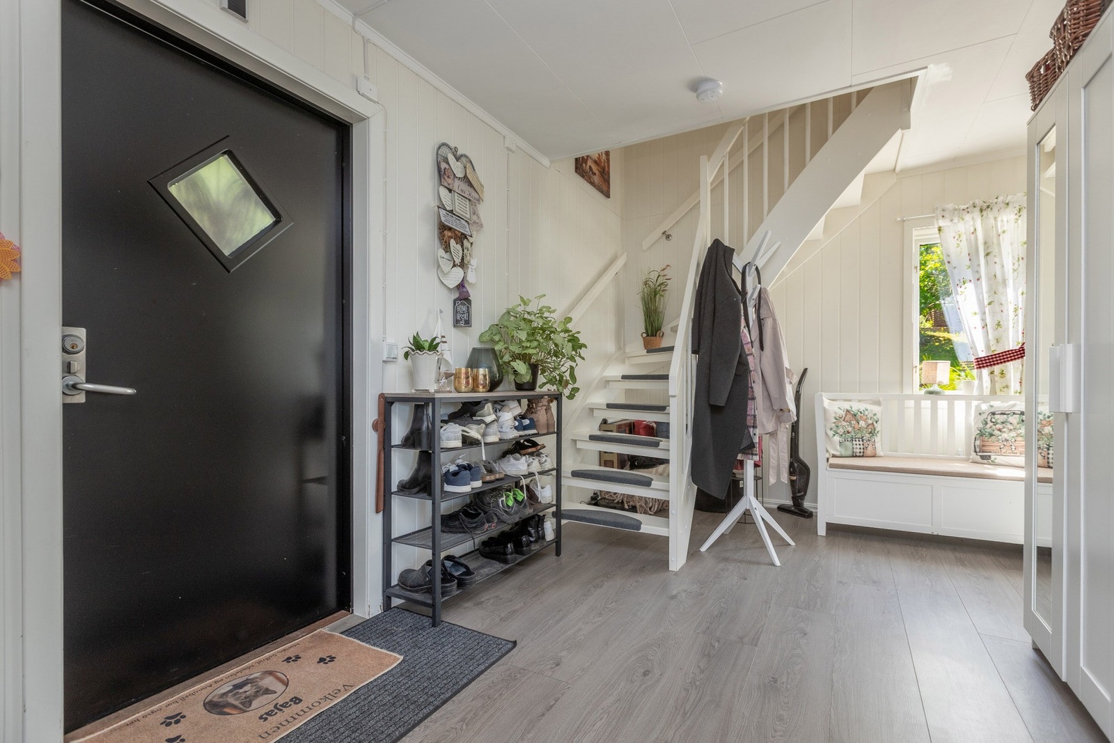 Romslig entré Galleribilde