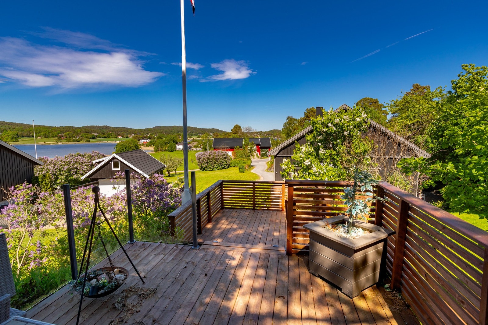 Hyggelig, lun terrasse i høyden Galleribilde