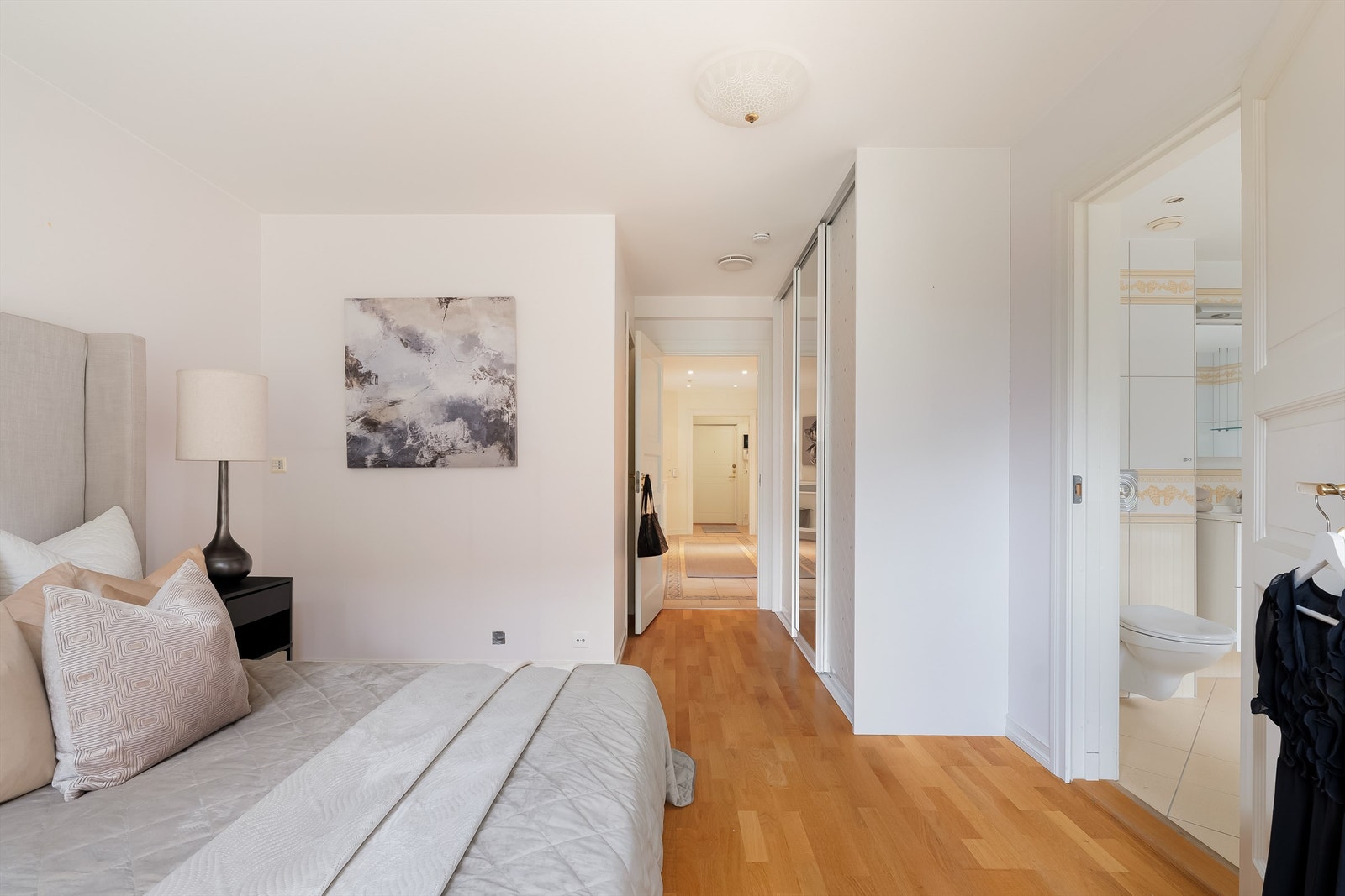 Fra hovedsoverom med stor skyvedørsgarderobe og inngang eget baderom Galleribilde