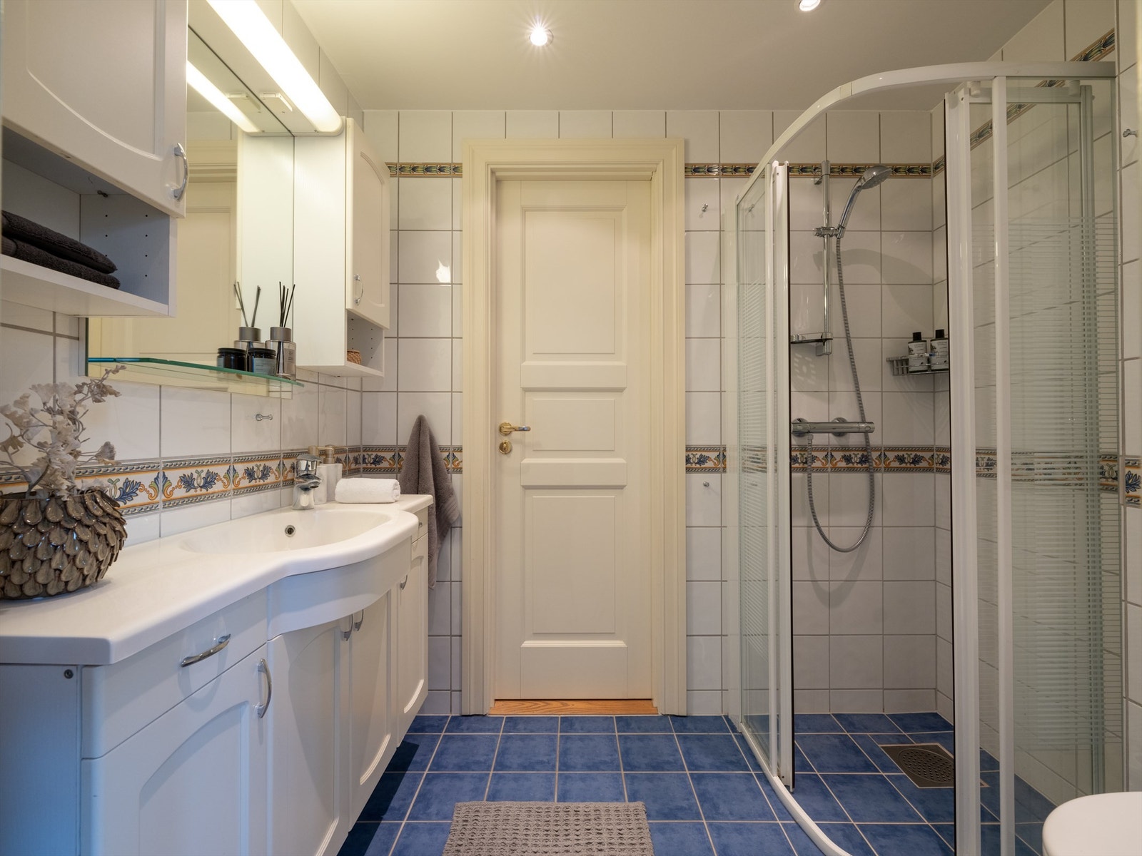 Baderom med dusj, innredning og wc. Galleribilde