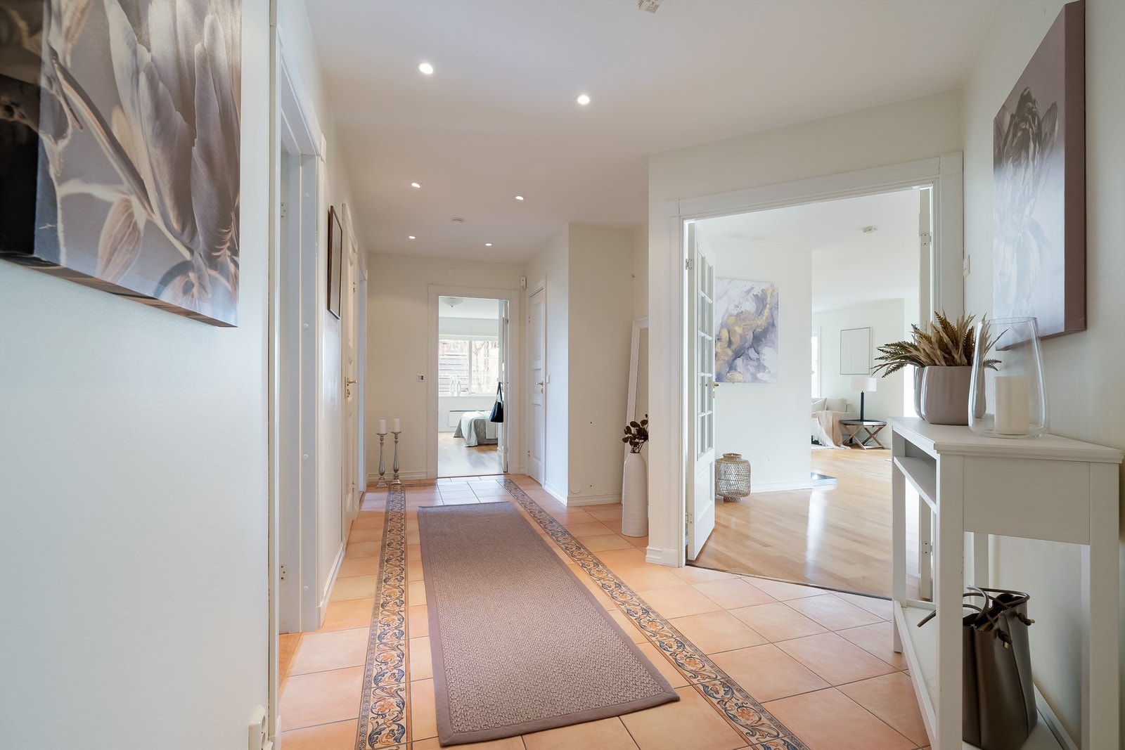 Hyggelig entre med adgang stue, alle 3 soverom, gjestetoalett og vaskerom/garderobe Galleribilde