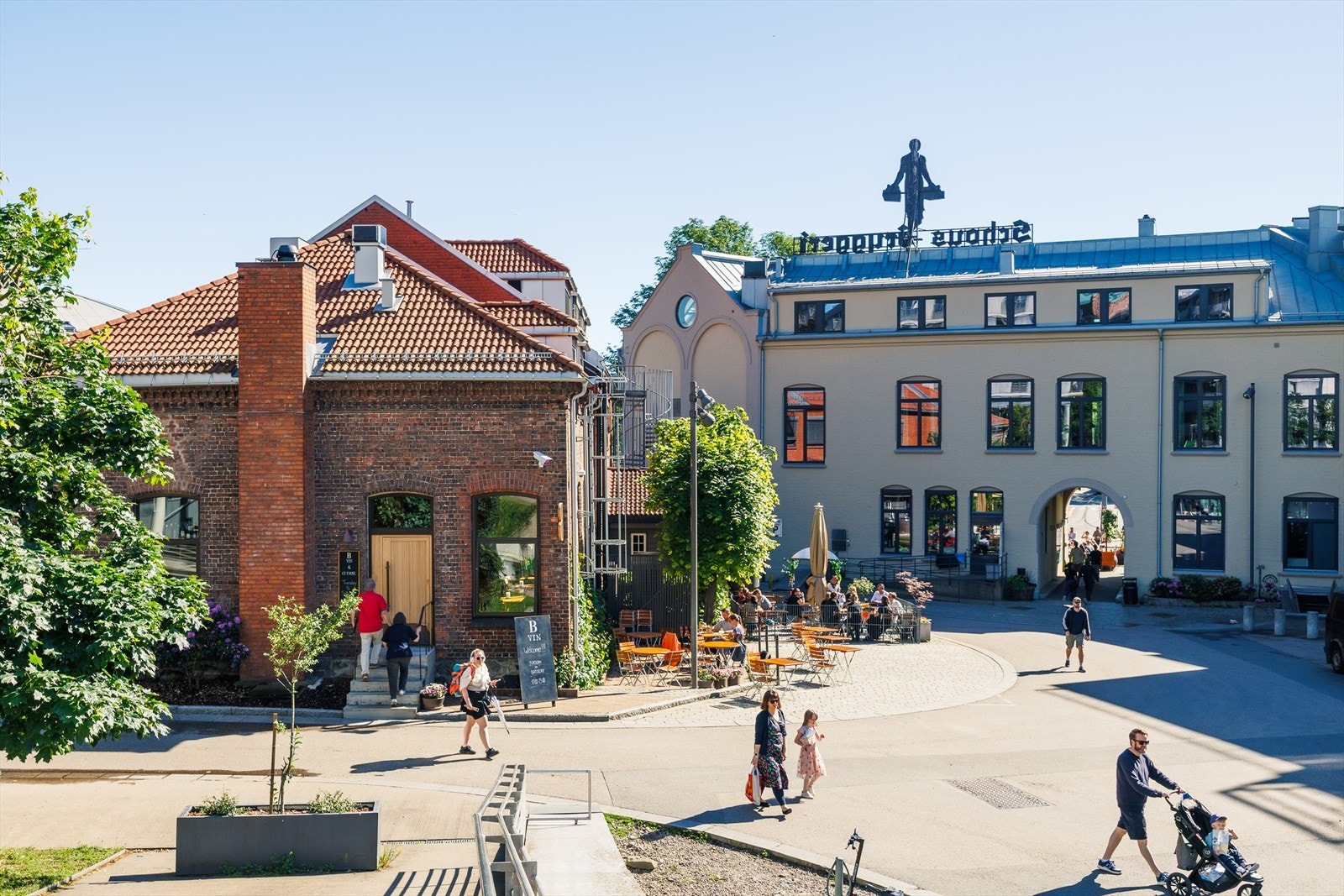 Nærområdet byr på et levende bymiljø med butikker, serveringssteder og hyggelige møteplasser Galleribilde