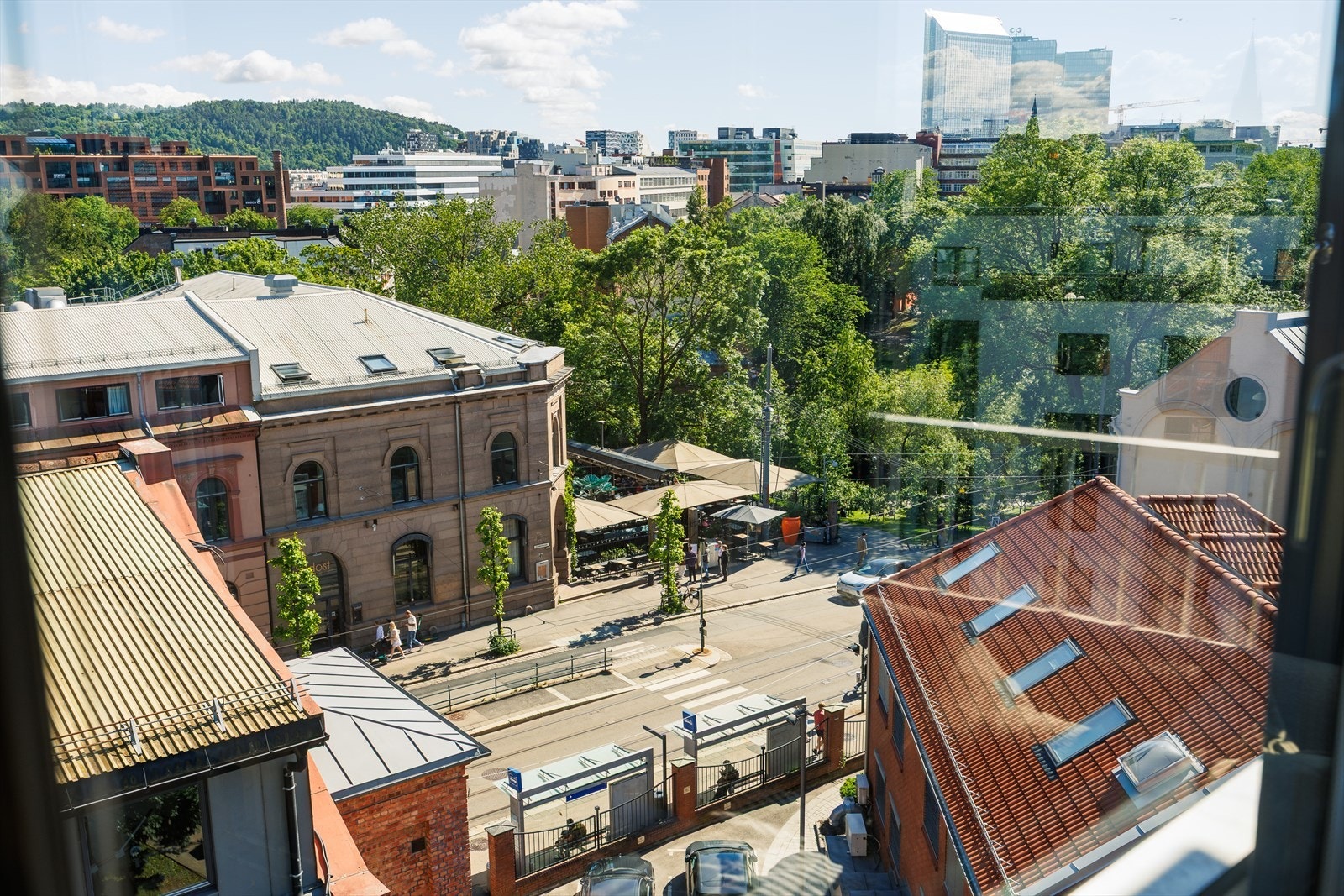 Utsyn mot grønne omgivelser og bylandskap fra leiligheten Galleribilde
