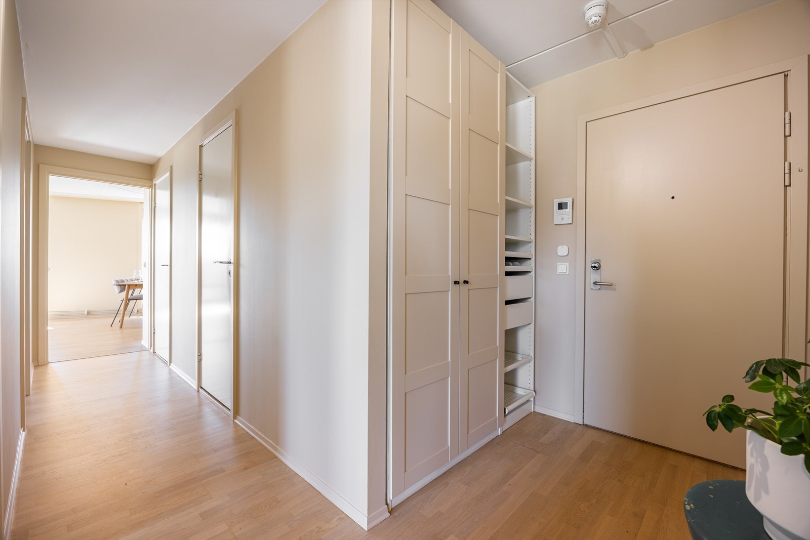 Innbydende entré med god plass og tre romslige garderobeskap Galleribilde
