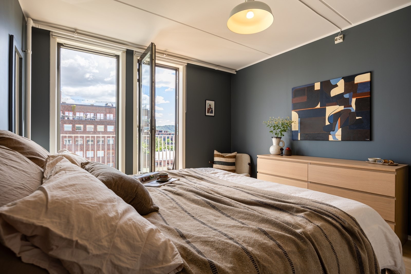 Romslig hovedsoverom med utgang til balkongen Galleribilde