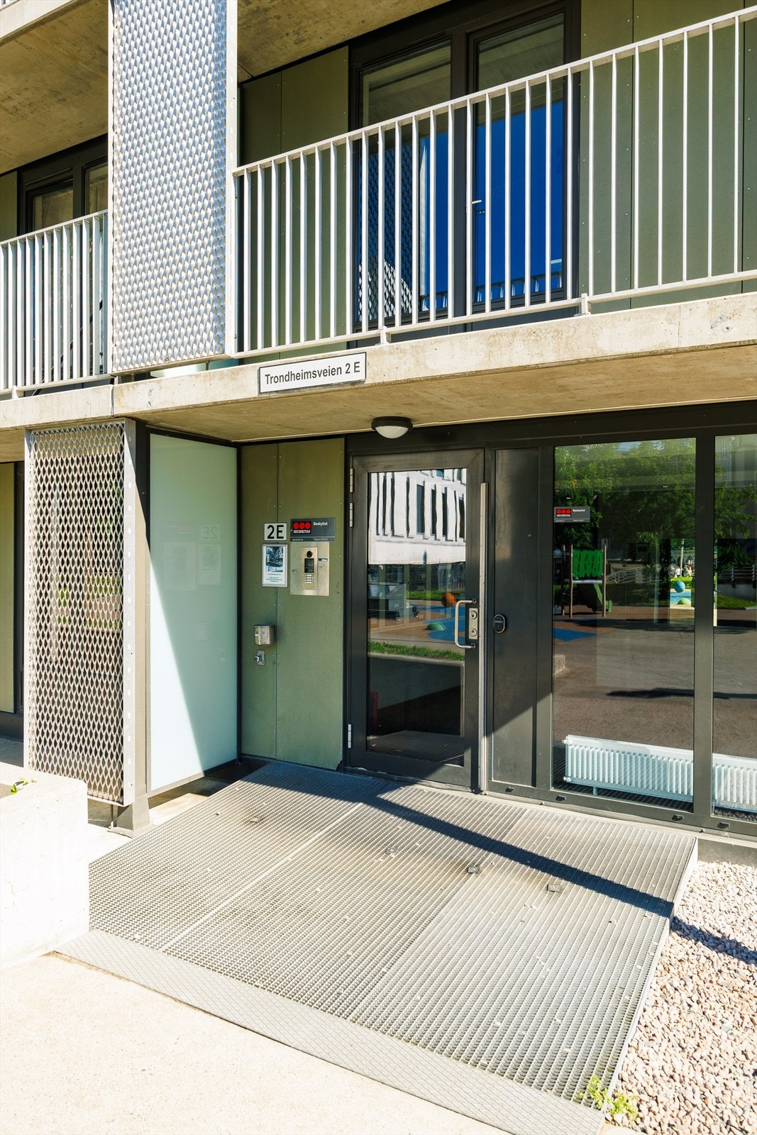 Inngangsparti med enkel adkomst til bygget Galleribilde