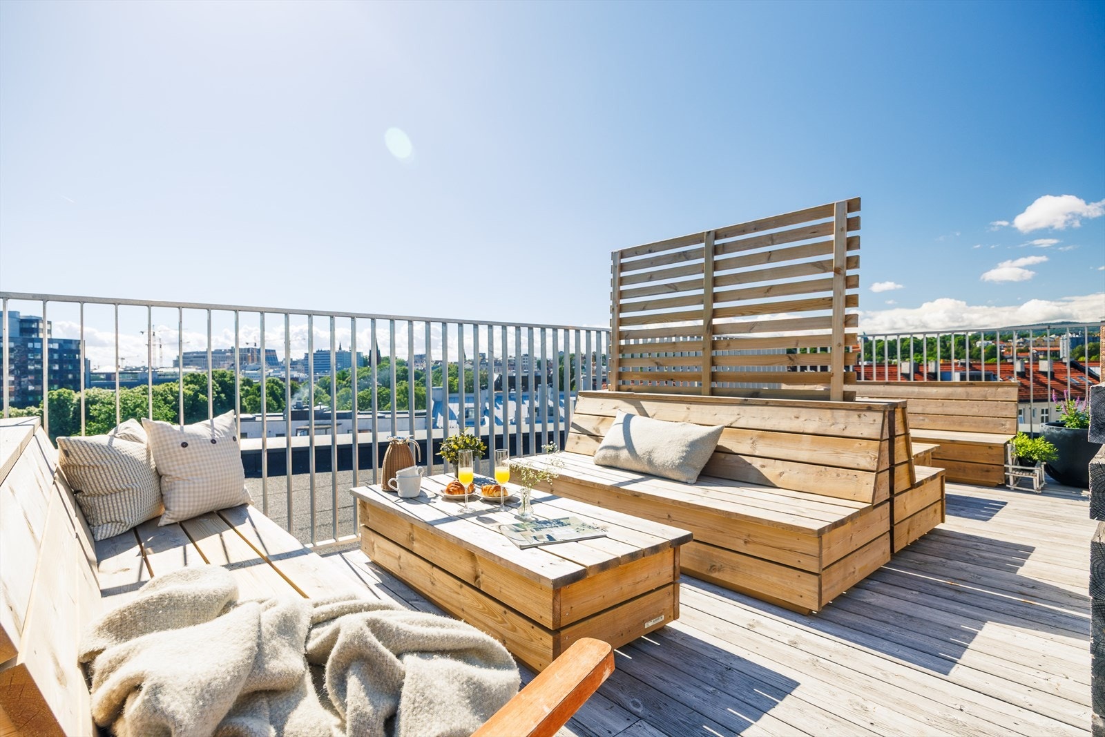 Felles takterrasse med flere sittegrupper og god plass til uteopphold Galleribilde