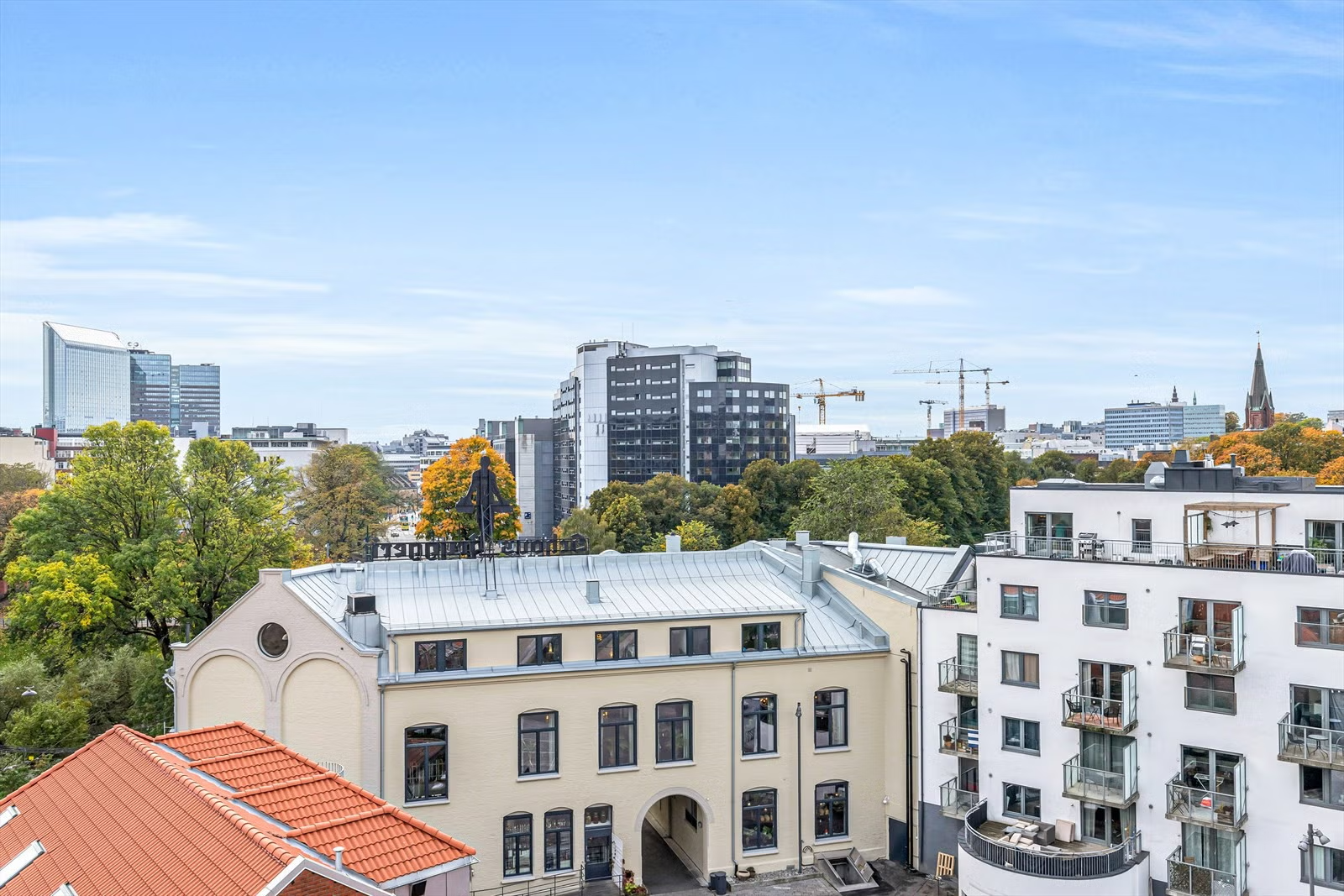 Åpent og luftig utsyn mot omkringliggende bygninger og bylandskap Galleribilde
