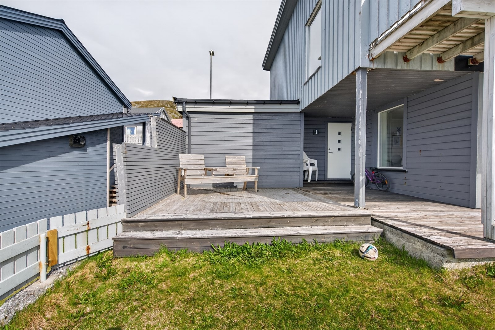 Sjarmerende uteområde med romslig terrasse, perfekt for avslapning. Barnevennlig hage med plass til lek og moro. Flott beliggenhet. Galleribilde