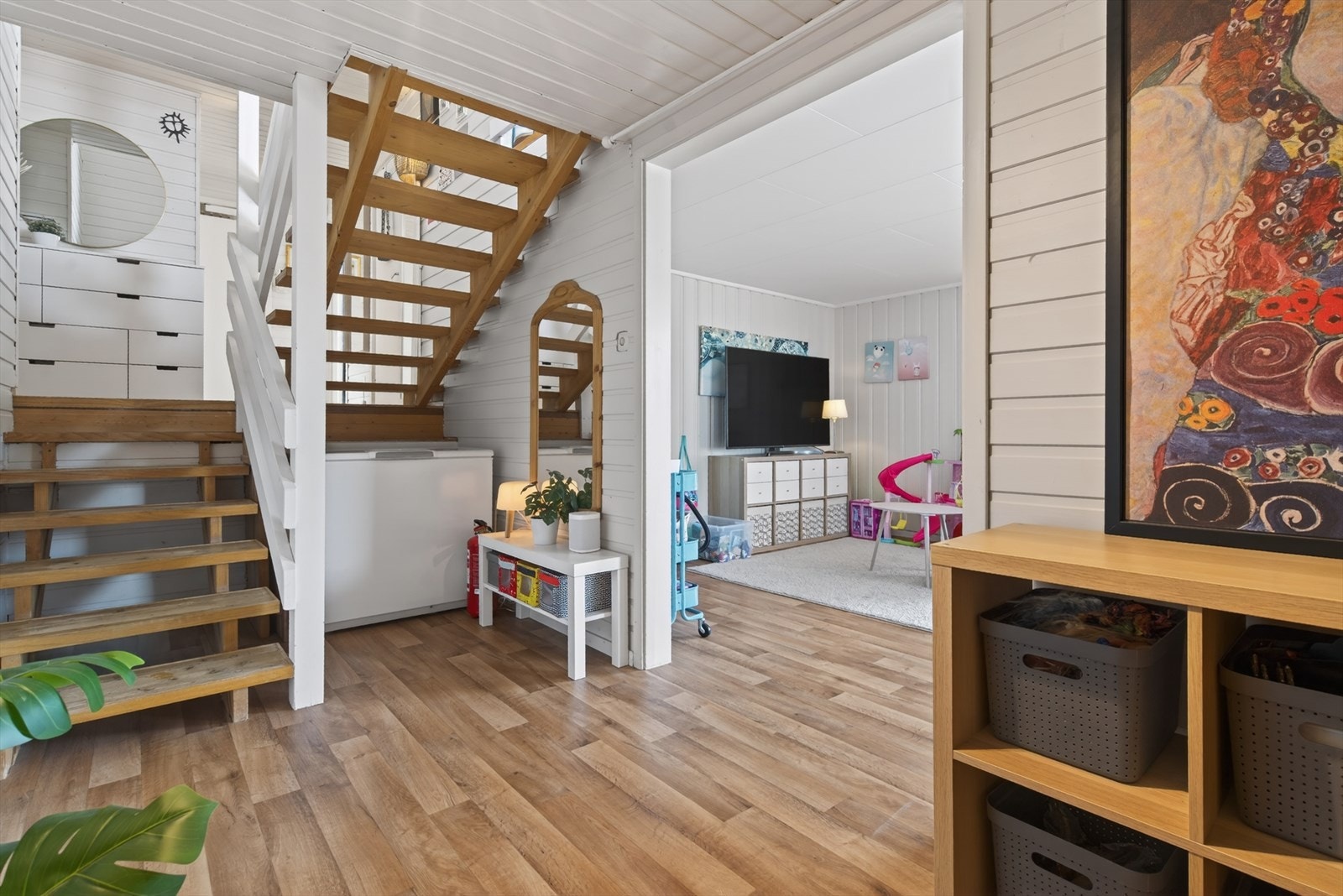 Lys og innbydende etasje med moderne trappeløsning. Åpen planløsning gir god romfølelse og funksjonalitet. Perfekt for barnefamilier. Galleribilde