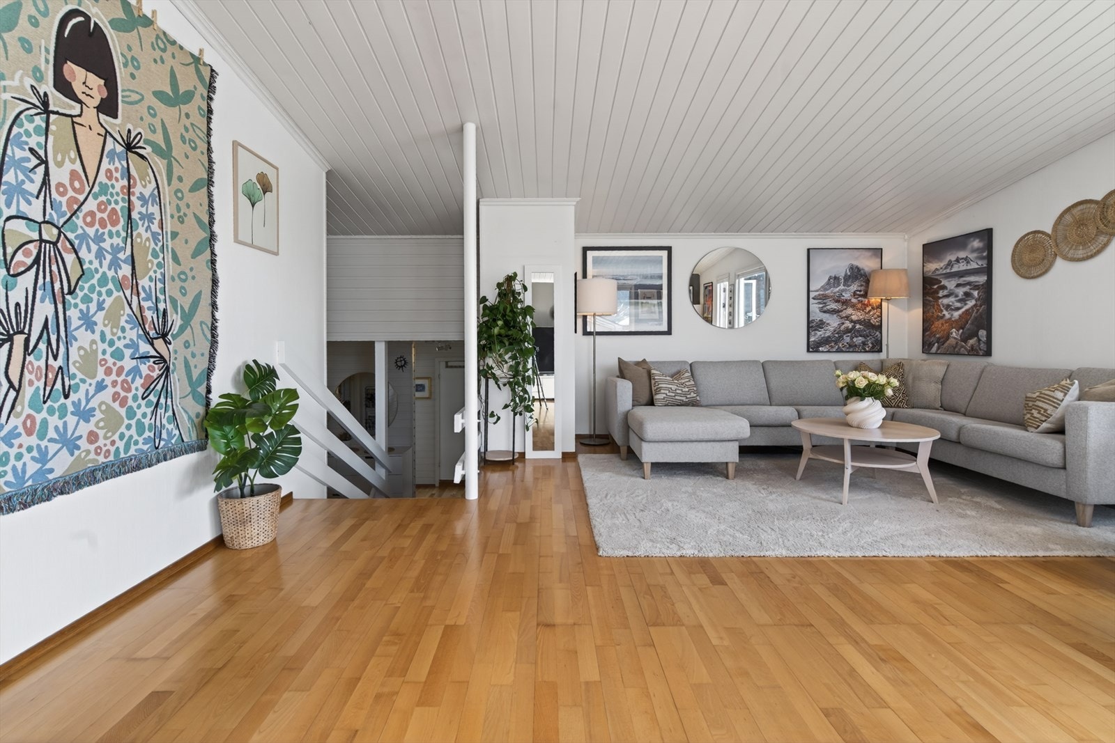 Lys og romslig stue med moderne preg, perfekt for avslapning og sosiale sammenkomster. Store vinduer gir naturlig lysinnslipp. Galleribilde