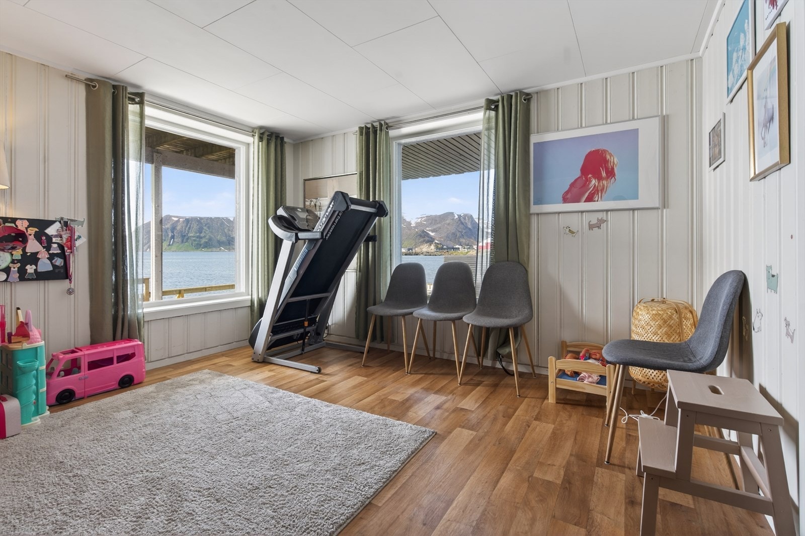 Lyst rom med store vinduer som gir fantastisk utsikt over fjorden og fjellene. Perfekt for trening og avslapning. Galleribilde