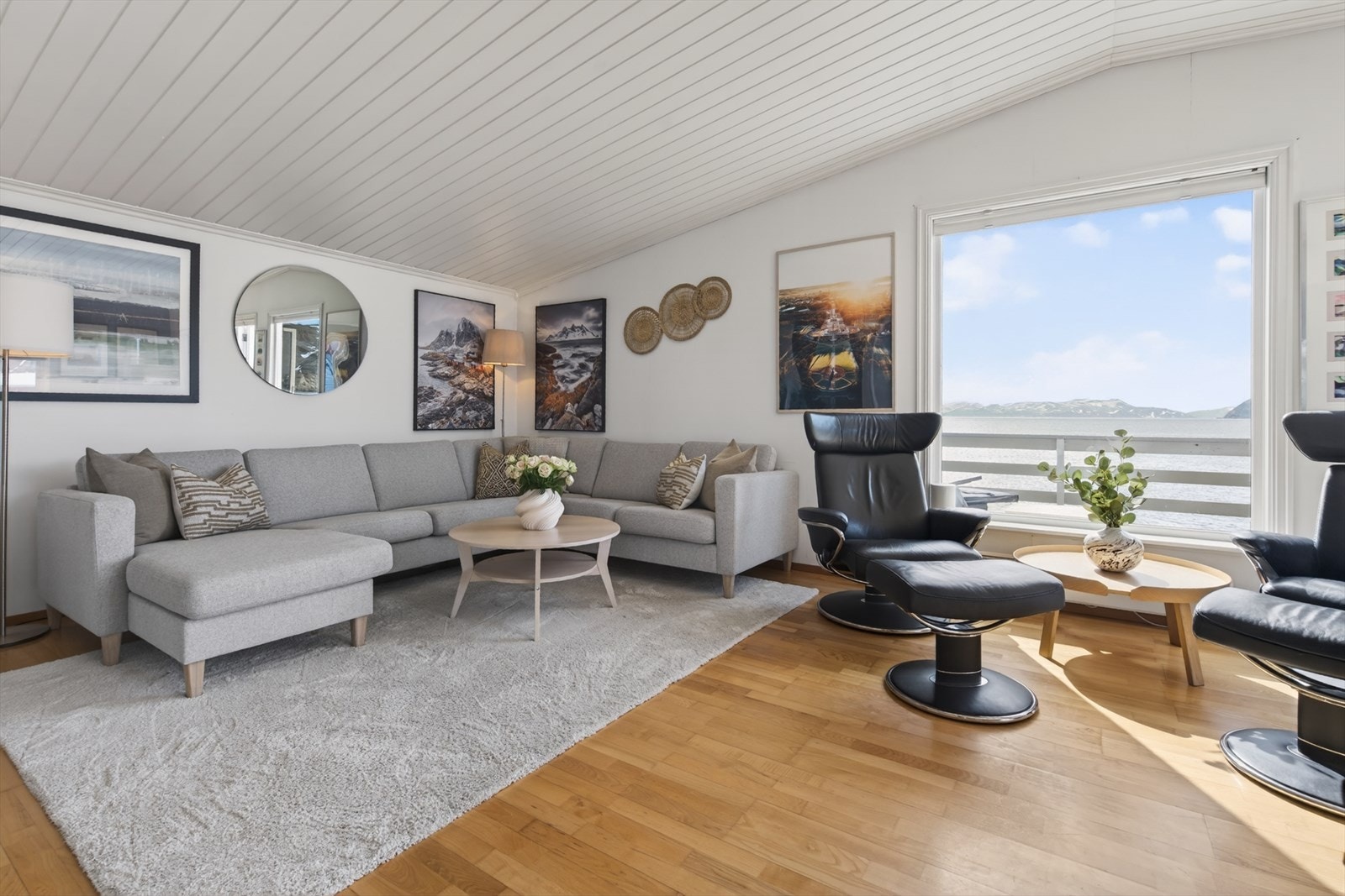 Lys og luftig stue med fantastisk utsikt mot sjøen, ideell for avslapning og sosiale sammenkomster. Galleribilde