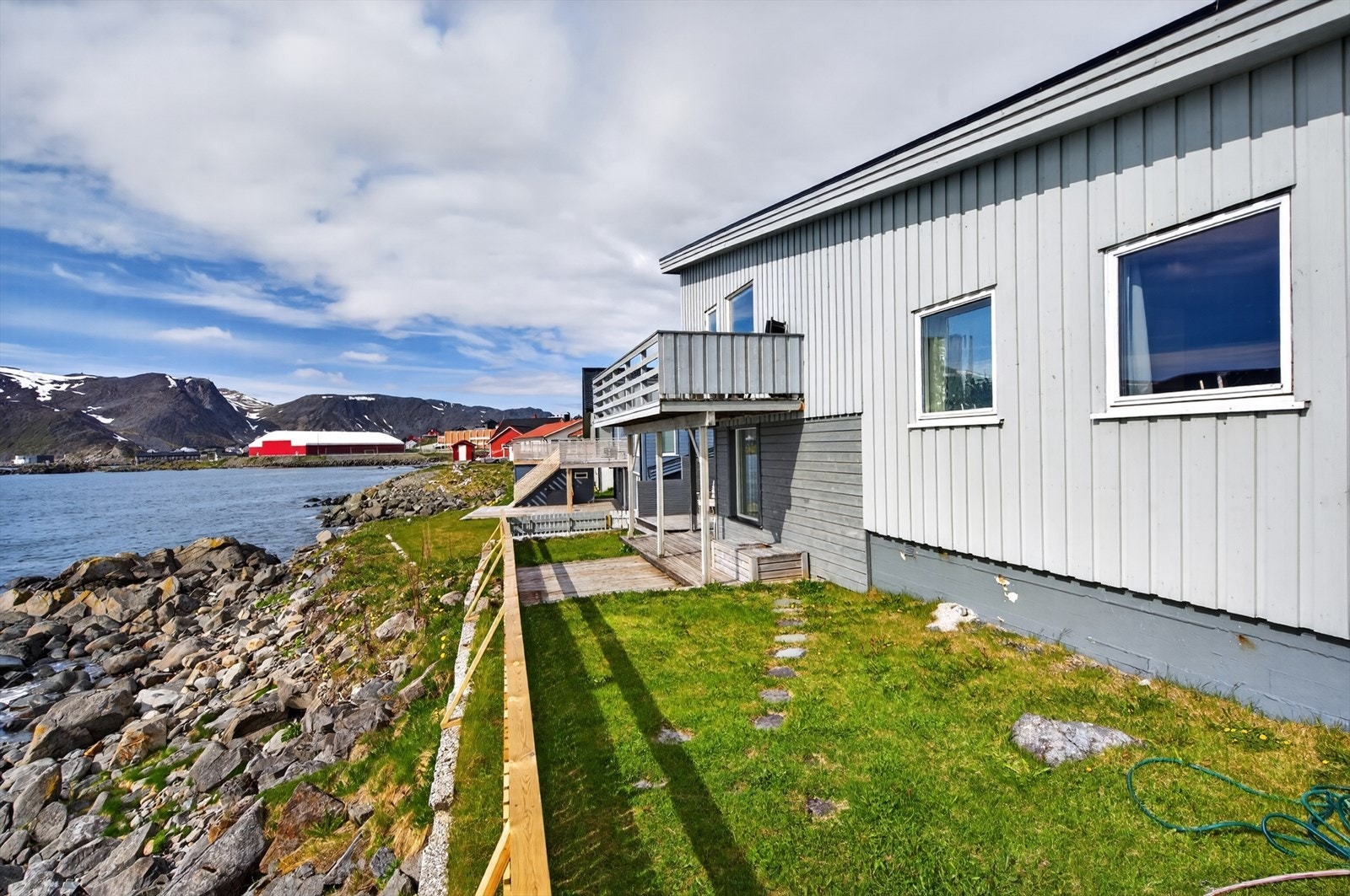 Enebolig ved vannkanten, med fantastisk utsikt over fjord og fjell. Ideell beliggenhet for naturopplevelser og rolig livsstil. Galleribilde
