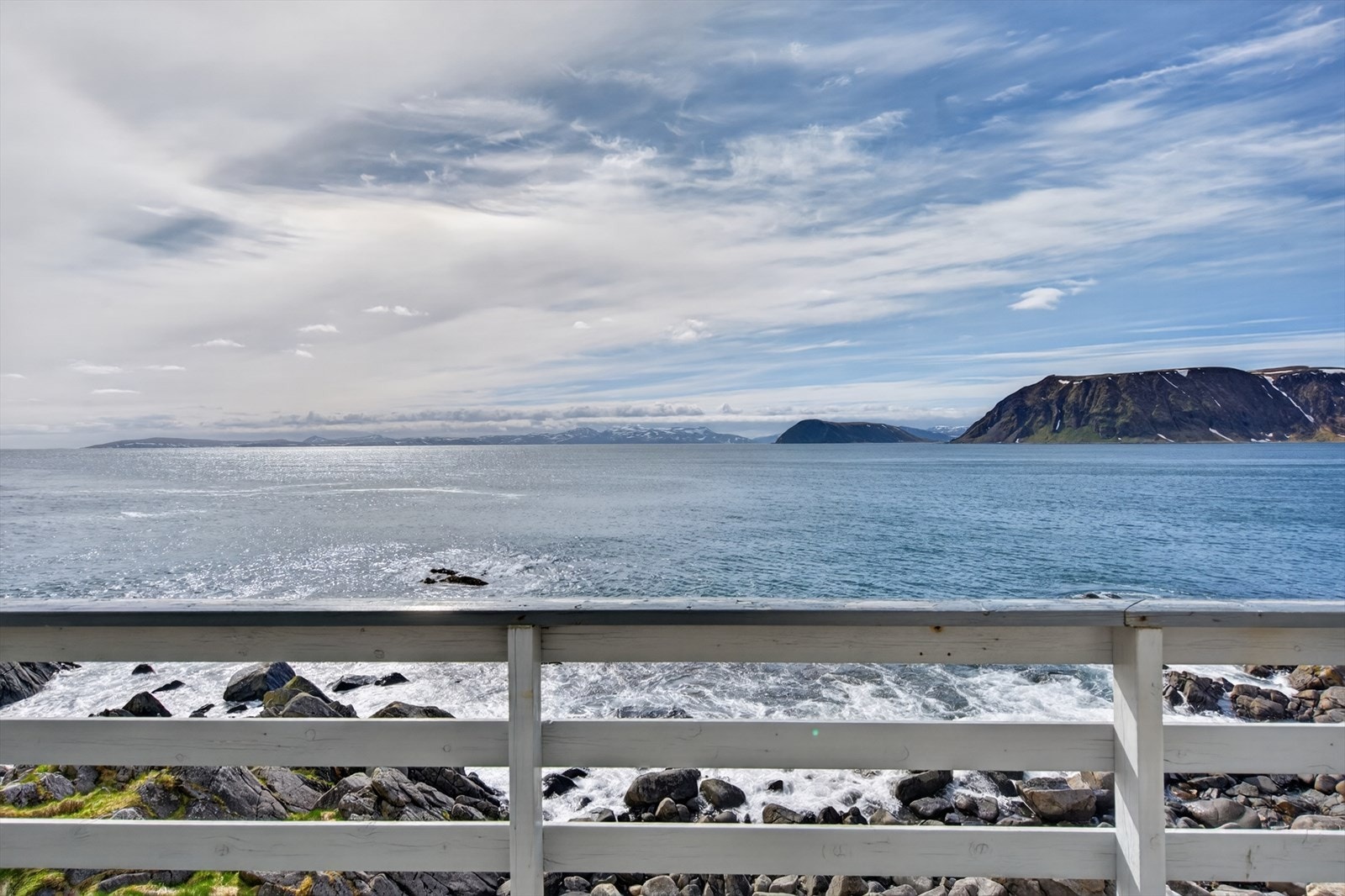Spektakulær utsikt over havet og fjellene. Perfekt beliggenhet for naturopplevelser og avslapning med frisk sjøluft og rolig atmosfære. Galleribilde