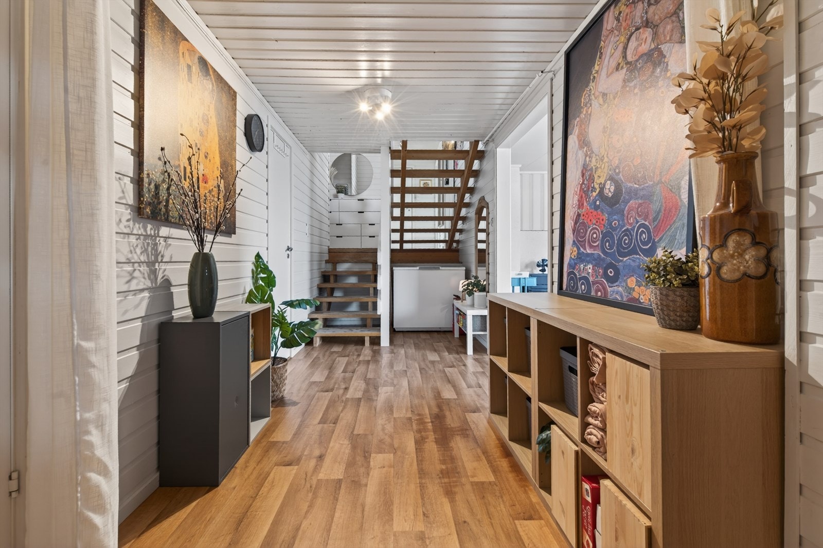 Lys og innbydende gang med moderne detaljer og god plassutnyttelse. Perfekt for et stilrent hjem. Galleribilde