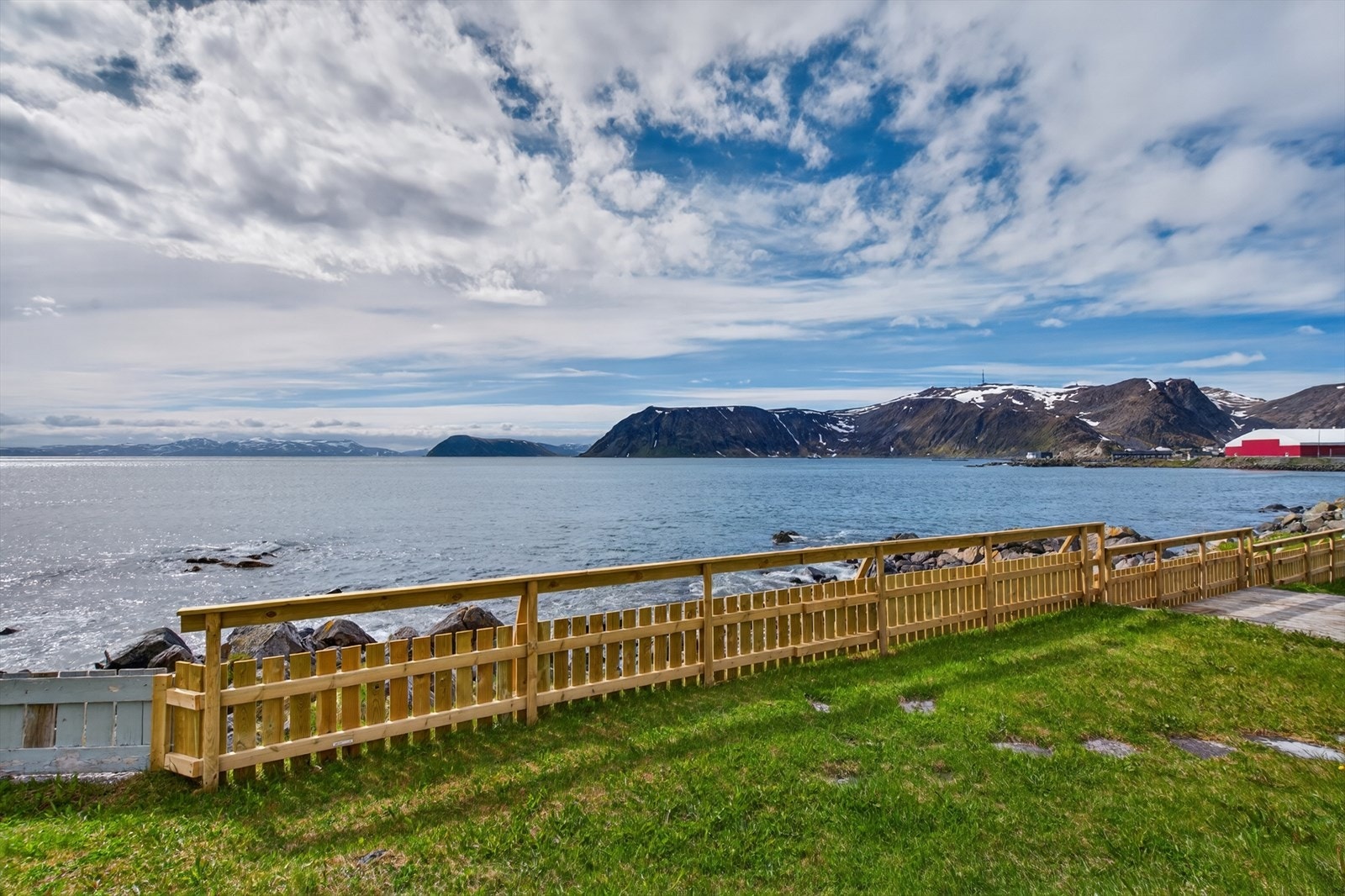 Fantastisk utsikt over fjorden med majestetiske fjell i bakgrunnen. Perfekt beliggenhet for ro og naturopplevelser året rundt. Galleribilde