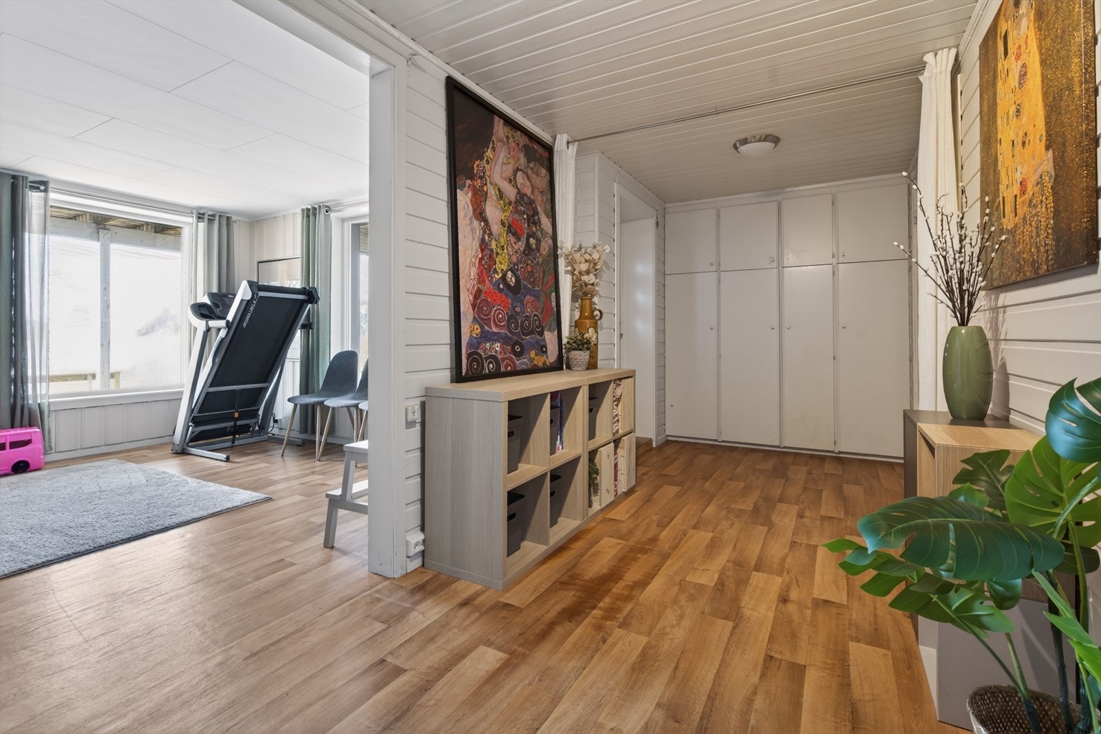 Underetasjen, med romslig oppholdsrom og gang for adkomst til toalettrom, vaskerom og bod Galleribilde