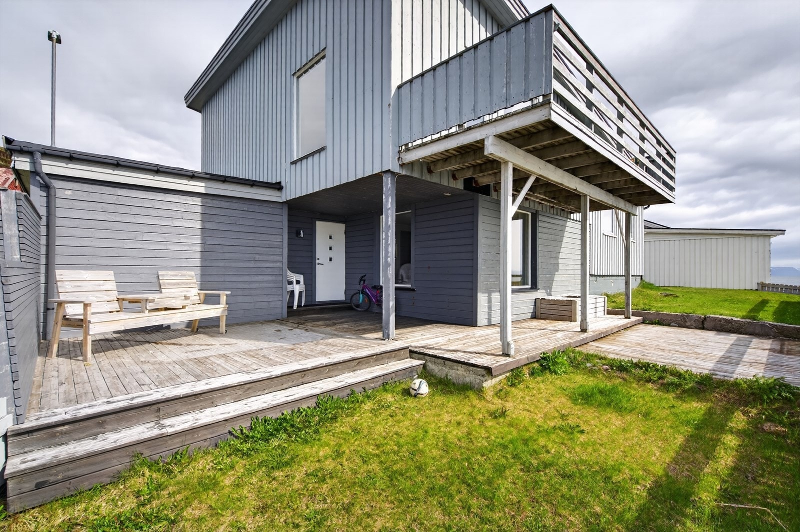 Moderne bolig med romslig terrasse og frodig hage. Ideell for utendørsaktiviteter og avslapning i fredelige omgivelser. Galleribilde