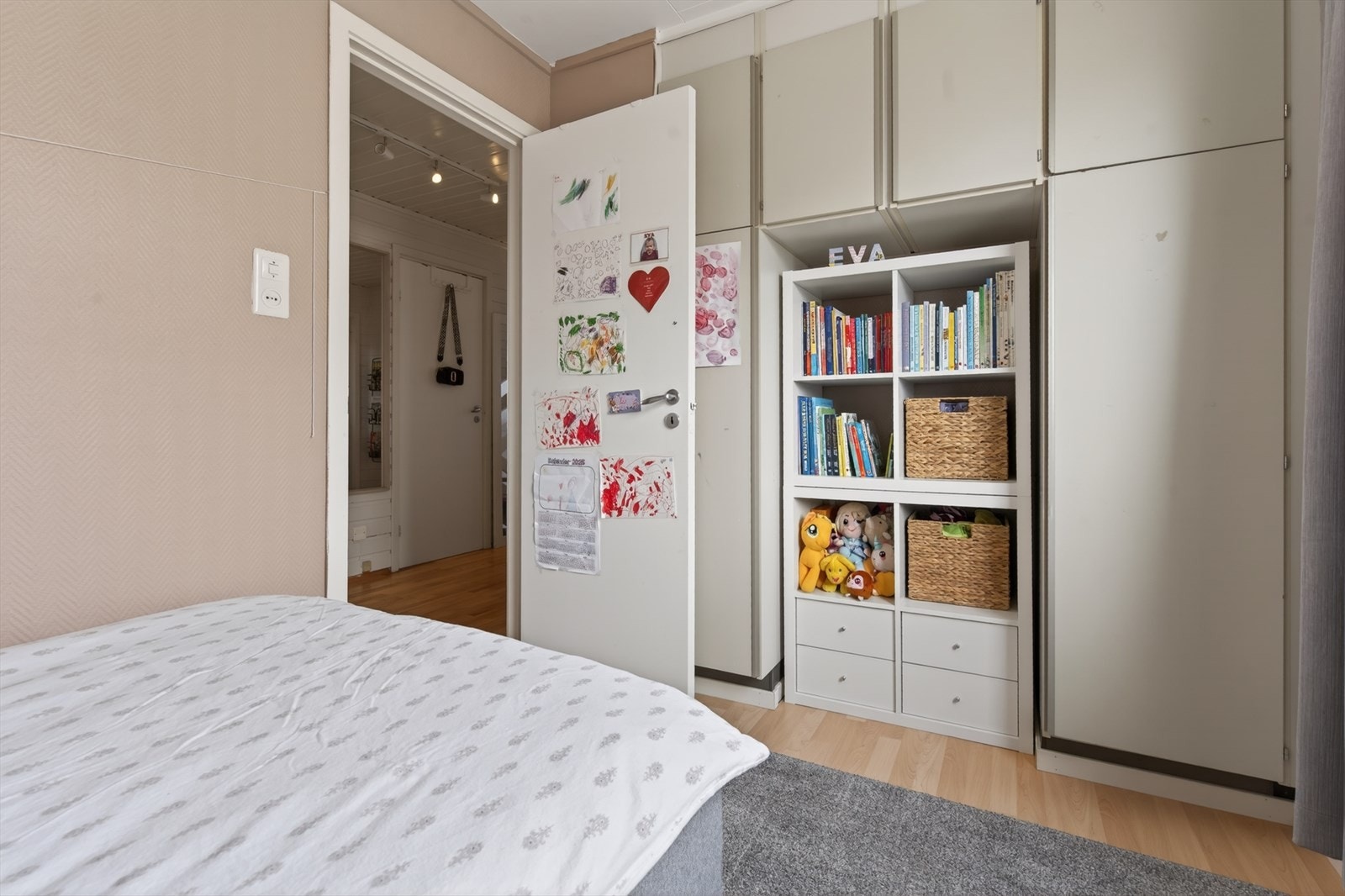 Lyst og innbydende rom med praktisk oppbevaringsløsning og god plass til personlig preg. Perfekt for barnerom eller kontor. Galleribilde