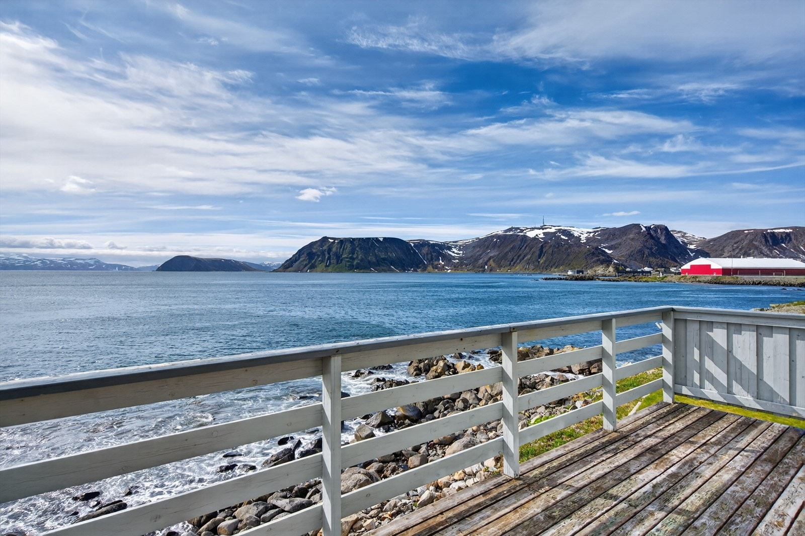 Fantastisk utsikt over hav og fjell fra en solfylt terrasse. Perfekt beliggenhet for naturentusiaster og fredfulle omgivelser. Galleribilde