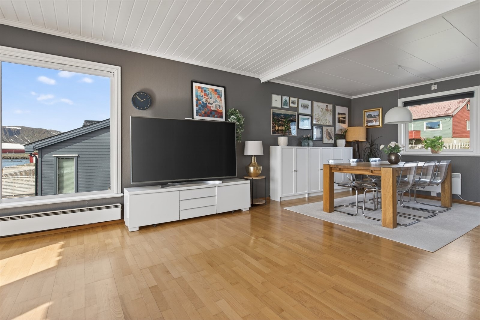 Lys og romslig stue med store vinduer og flott utsikt. Perfekt for sosiale sammenkomster og avslapning. Galleribilde