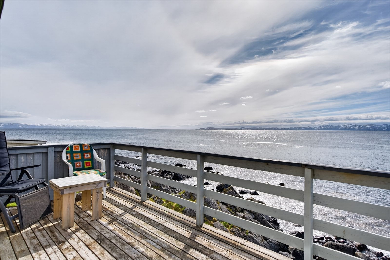 Opplev en fantastisk utsikt over havet fra denne sjarmerende terrassen. Perfekt for avslapning og nytelse året rundt. Galleribilde