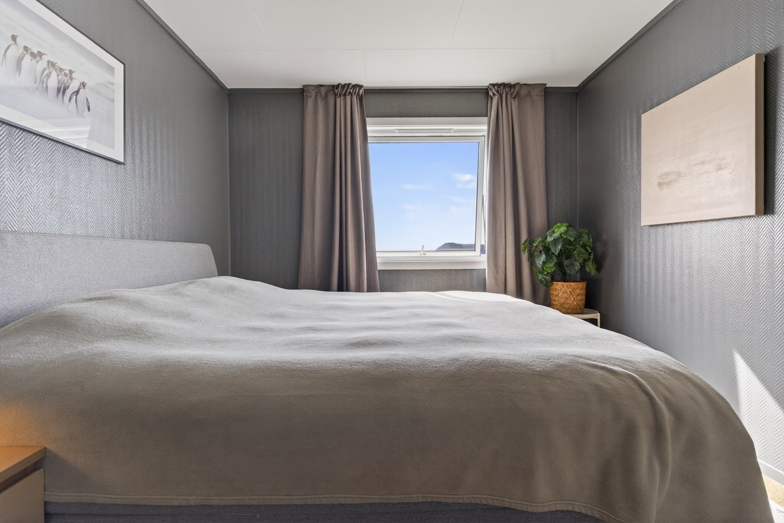 Lyst og innbydende soverom med naturlig lysinnslipp og nøytrale farger, perfekt for avslapning og rolig atmosfære. Galleribilde