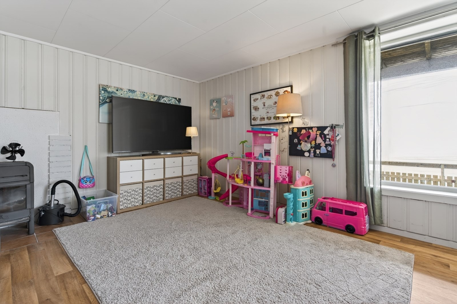 Lyst og romslig rom med store vinduer som gir rikelig med naturlig lys, perfekt for lek og avslapning. Galleribilde