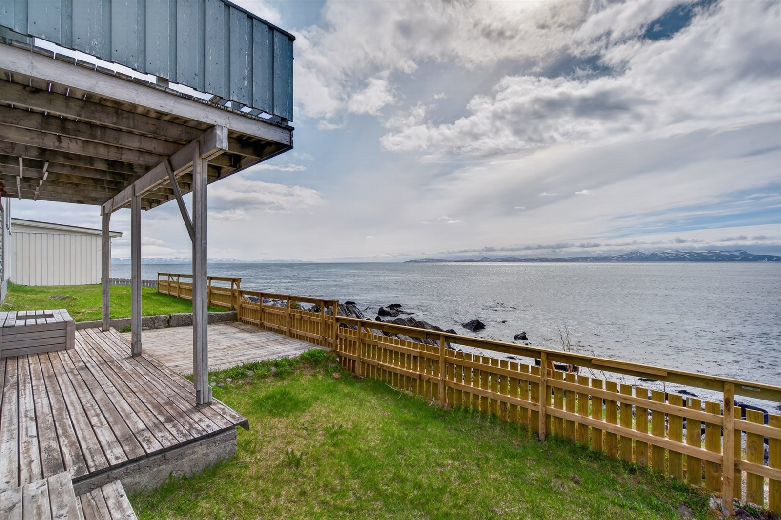 Unik sjanse: Kystnær eiendom med fantastisk sjøutsikt, romslig terrasse og idyllisk hage. Perfekt for rolig livsstil ved vannet. Galleribilde