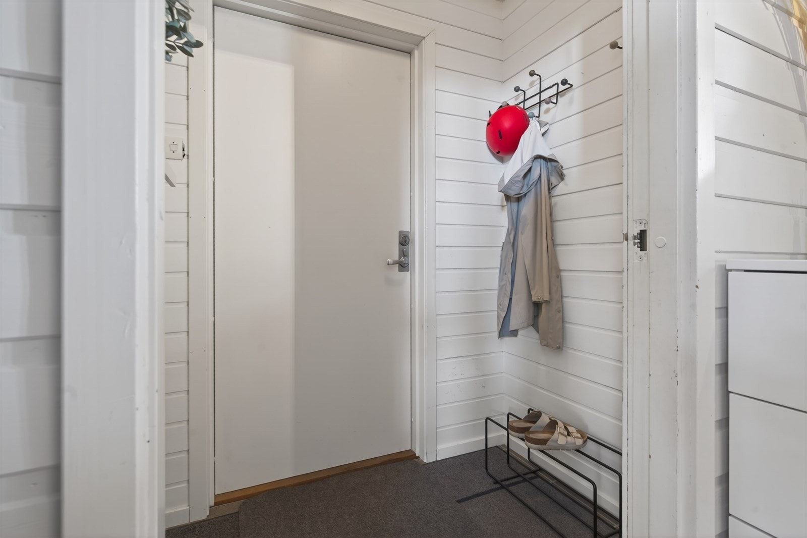 Moderne entré med praktisk plass for yttertøy og sko. Velkommen til et hjem med stilren funksjonalitet og enkel eleganse. Galleribilde