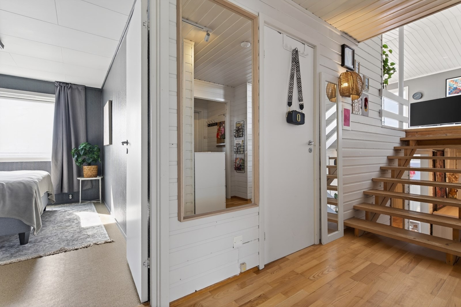 Lys og innbydende gang med moderne detaljer og god romfølelse. Tretrapp gir en stilren overgang til andre etasje. Galleribilde