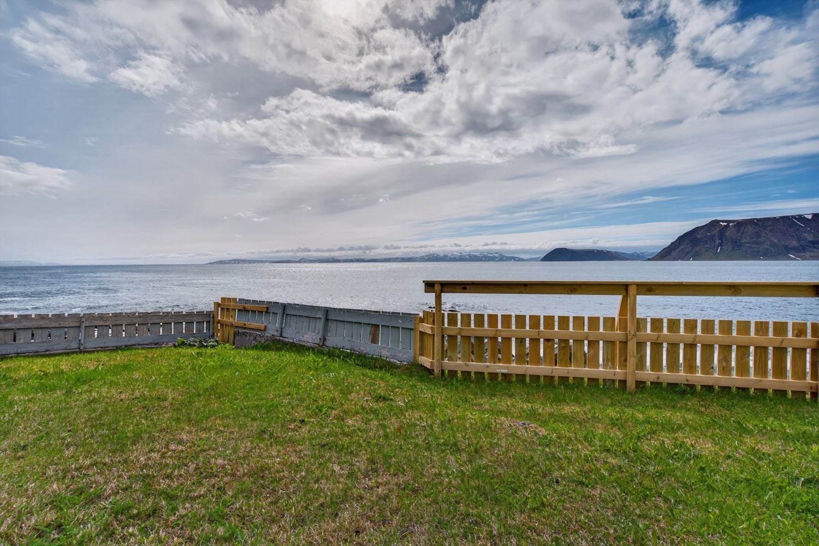 Fantastisk utsikt over havet fra hagen. Nyt fredelige omgivelser og naturskjønnhet, perfekt for avslapning og rekreasjon. Galleribilde