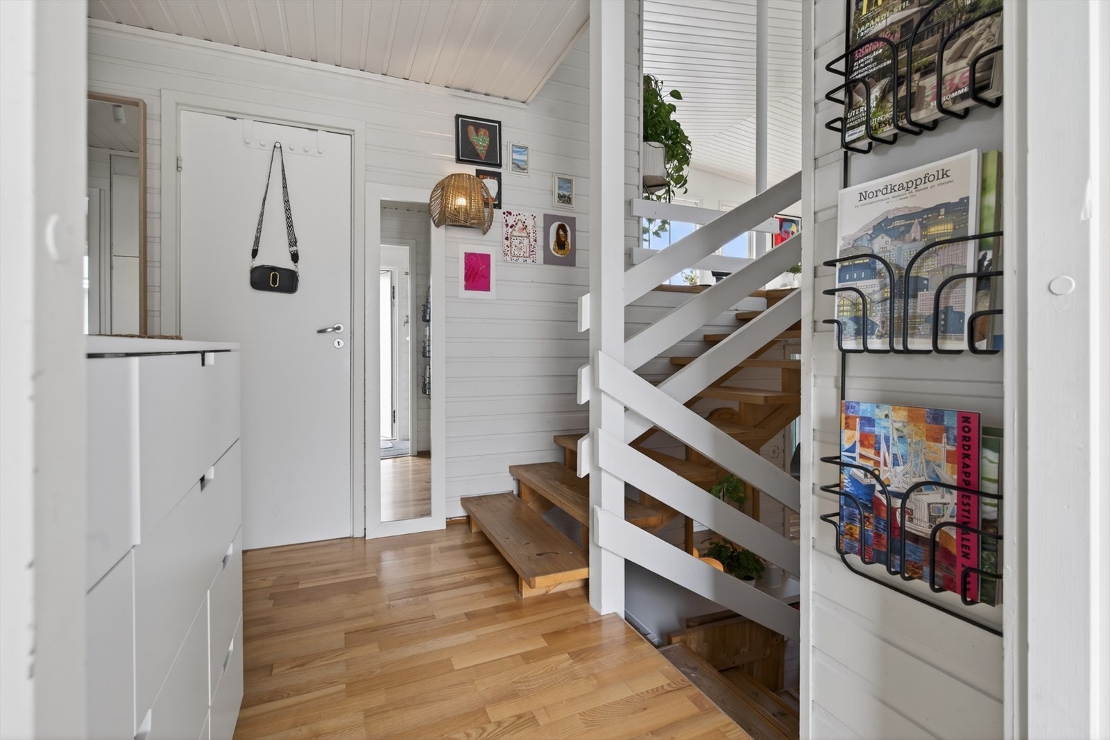 Lyst og innbydende inngangsparti med moderne detaljer og god plassutnyttelse. Perfekt for en stilren og funksjonell hverdag. Galleribilde