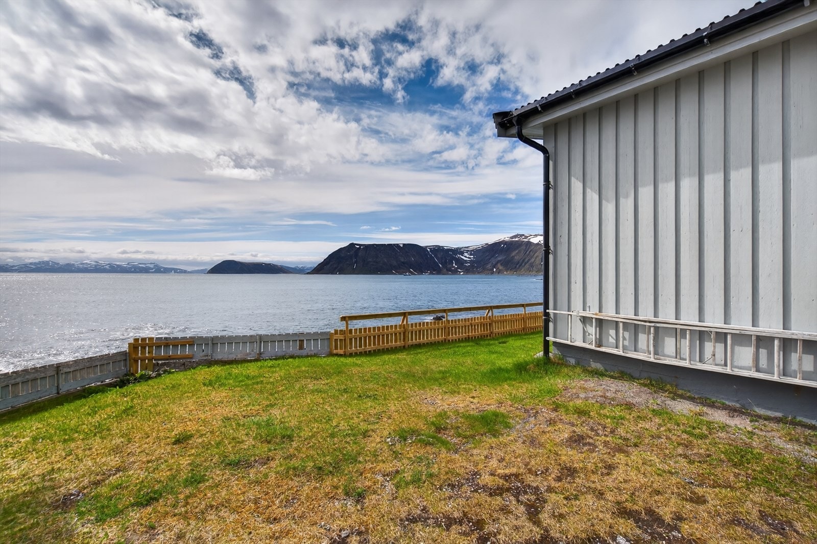 Fantastisk beliggenhet ved sjøen med utsikt til majestetiske fjell Galleribilde