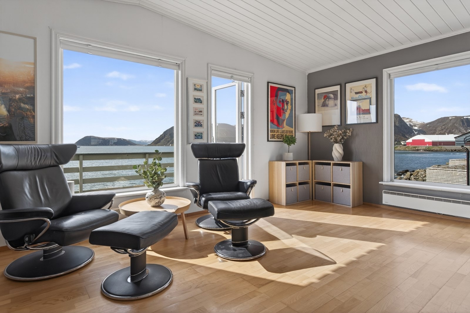 Stue med panoramautsikt mot sjøen og majestetiske fjell, gir en følelse av fred og nærhet til naturen. Galleribilde