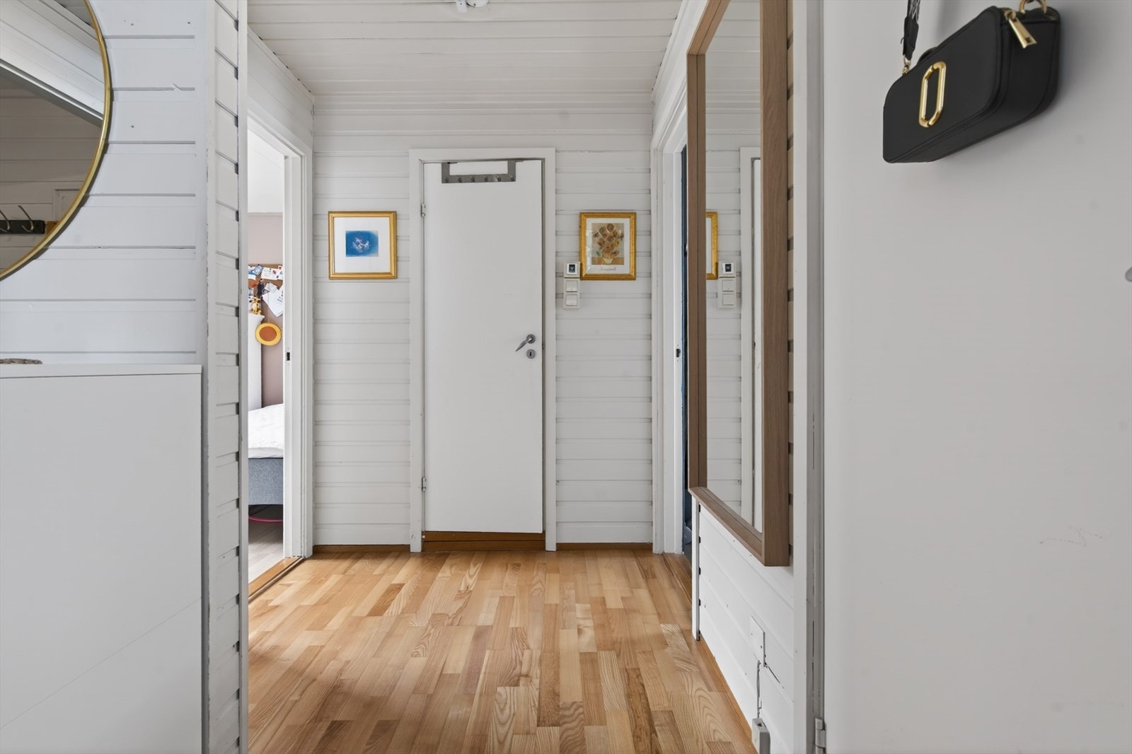 I midterste etasje finner vi 3 soverom og boligens baderom Galleribilde