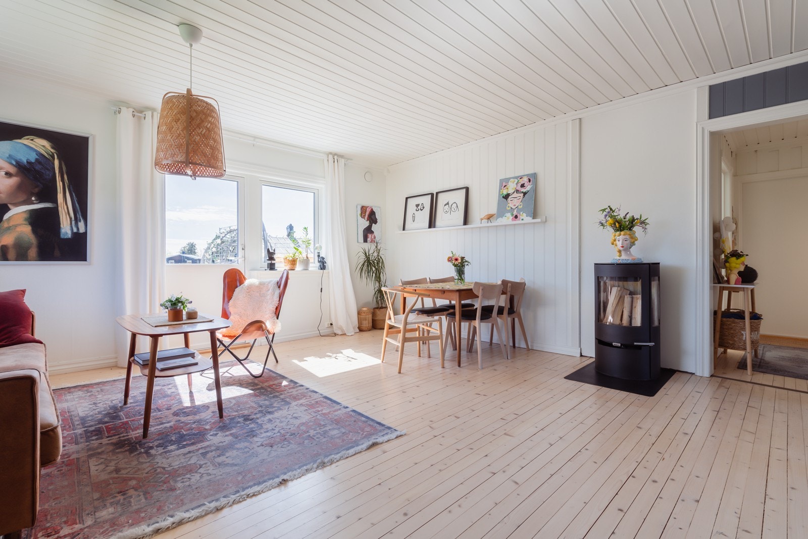 Rommet har direkte utgang til en treterrasse - Vi tar en titt Galleribilde