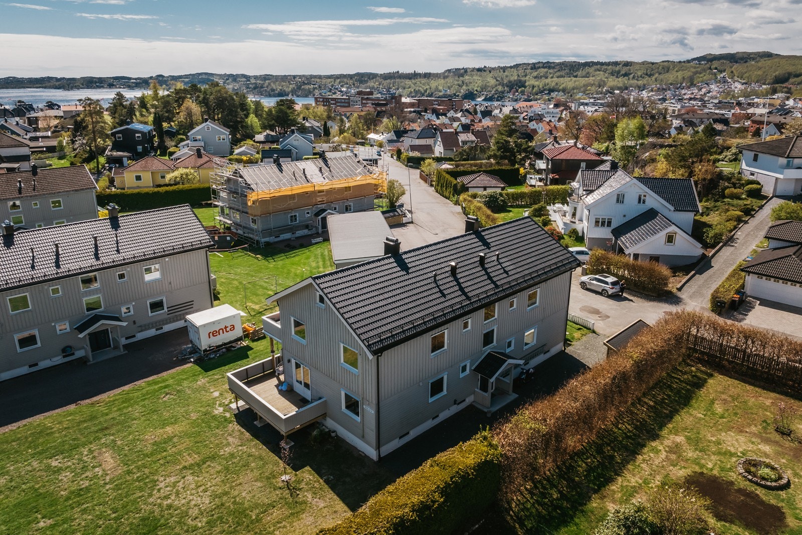 Bygningen har nylig fått nytt tak, drenering og balkong, nå står maling for tur Galleribilde