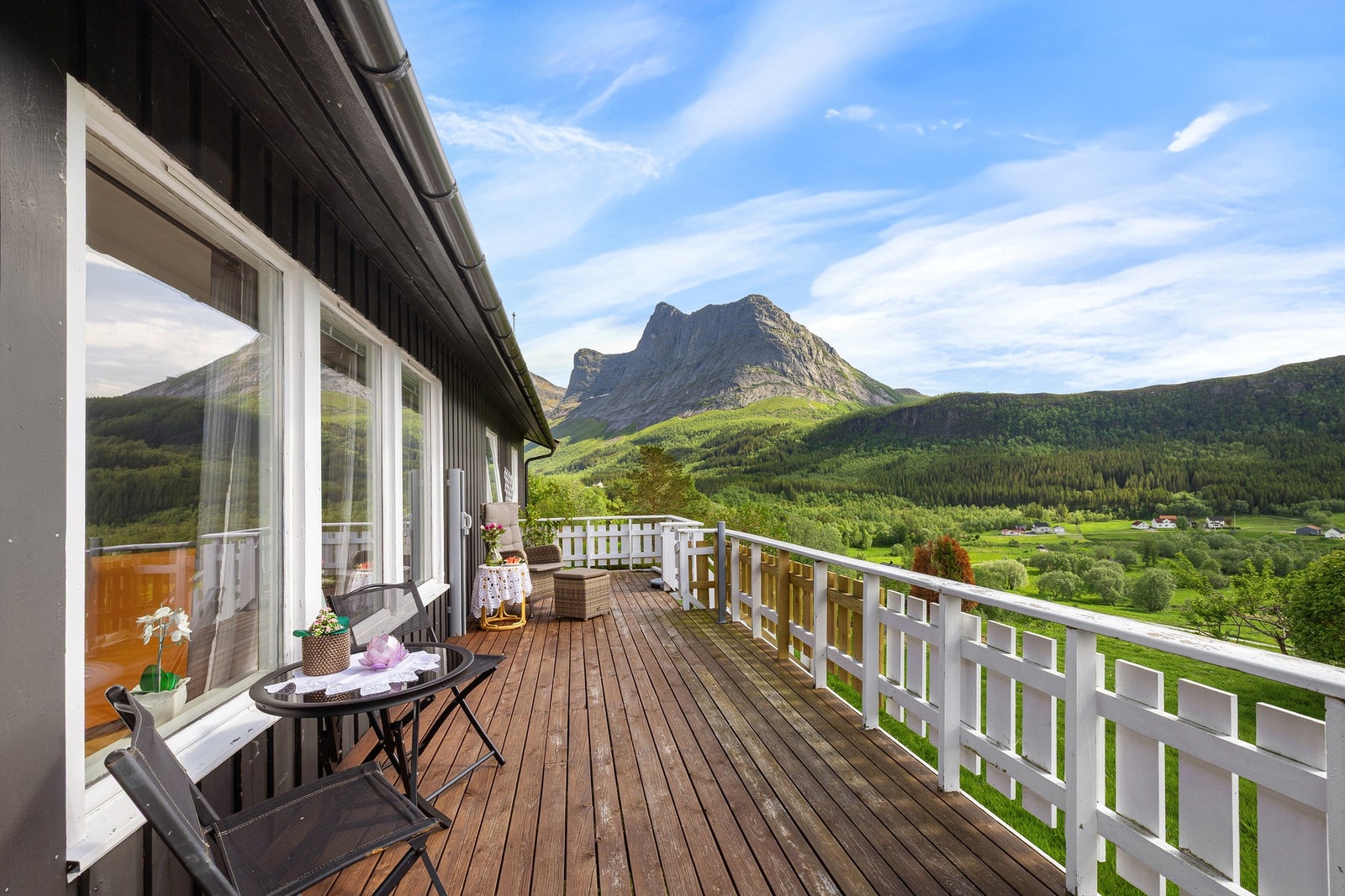 Balkong med dramatisk fjellpanorama Galleribilde