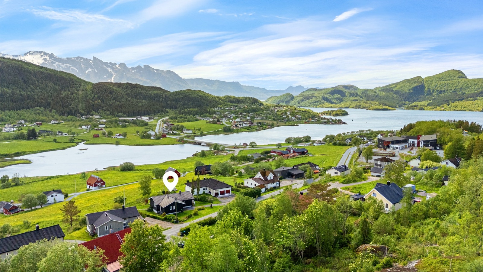 Utsikten vestover fra balkongen: dalen, elva, tettstedet og fjell i horisonten. En av eiendommens klare styrker Galleribilde