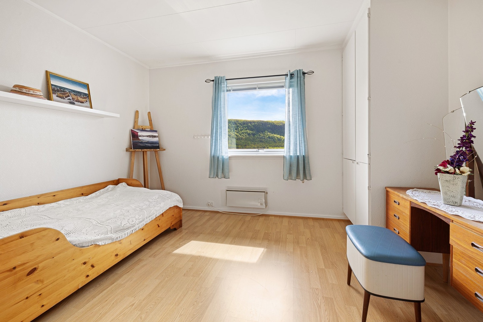 Pent soverom med laminatgulv, garderobeskap og utsikt mot åsen. God størrelse og naturlig lys Galleribilde