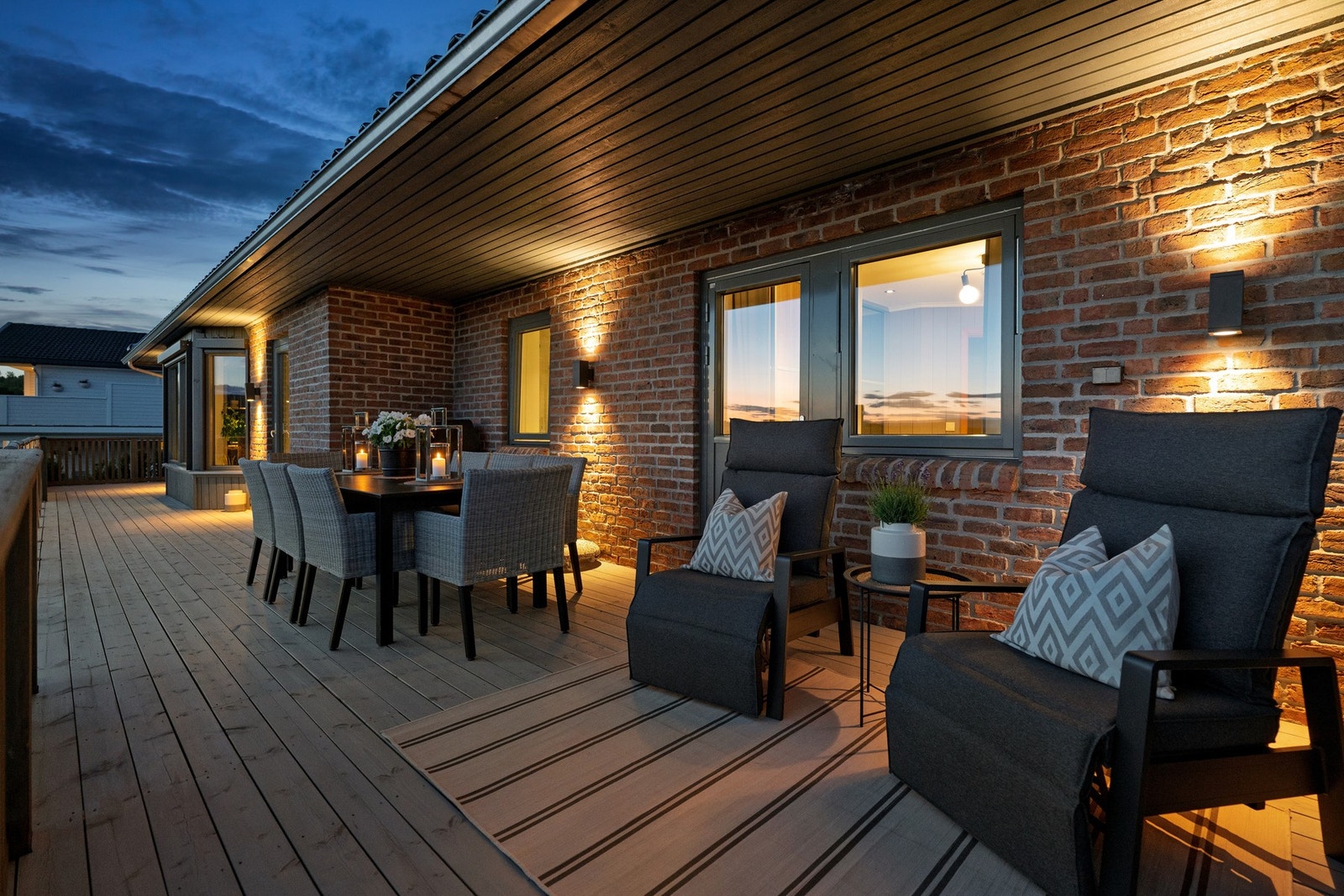 Terrasse i front med nydelig fjordutsikt - her kan du nyte late sommerdager. Galleribilde